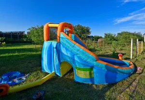 אטרקציות לפעילות ילדים בקיץ - מתנפח מים על דשא